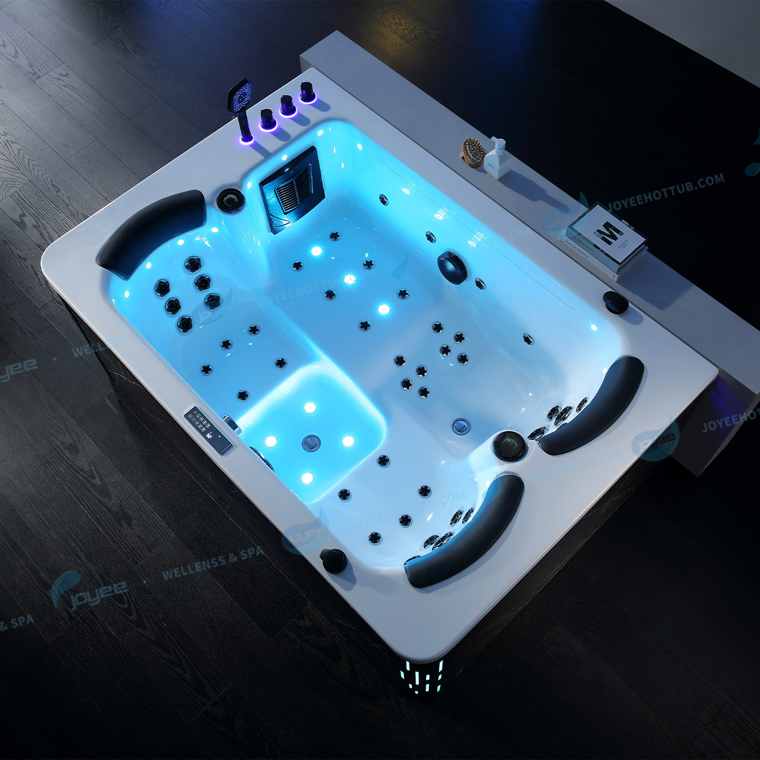 3 mensen steunen massagevliegtuigen